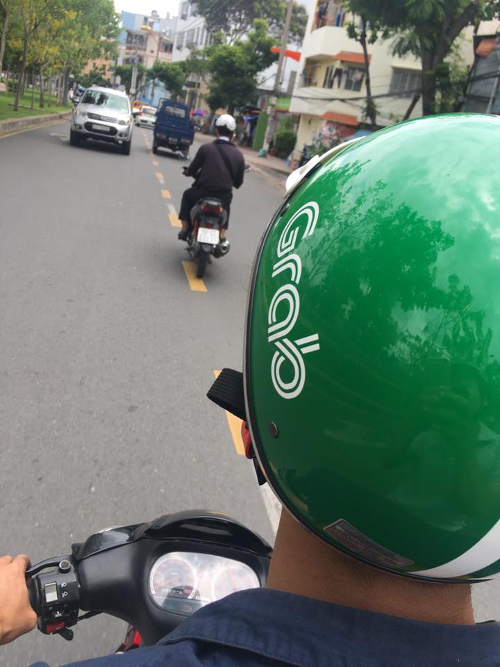 Lien tiep xay ra hai vu dung hung khi dam tai xe GrabBike de cuop xe tai cac quan vung ven TPHCM - 2