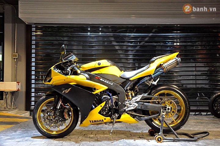 Yamaha R1 day choi chang khoe dang trong dem - 3