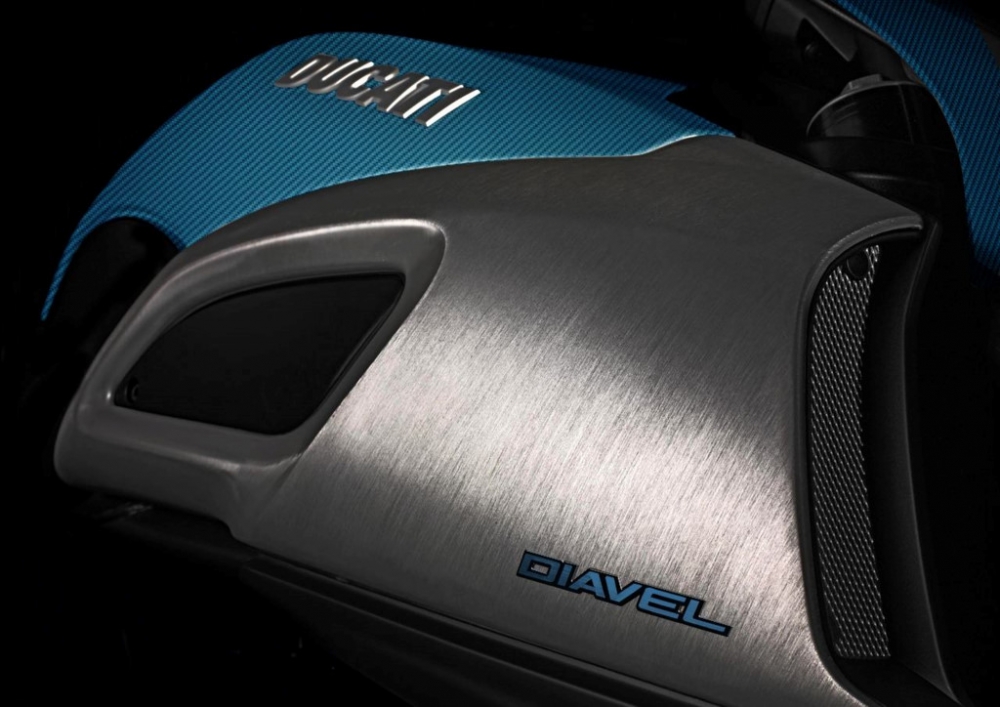 Ducati Diavel trong ban do Carbon Xanh day an tuong - 2