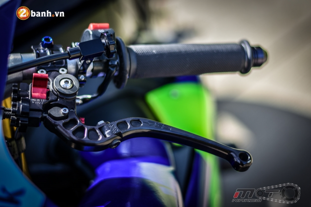 Yamaha R1 ruc ro trong ban do Movista MotoGP 46 - 11