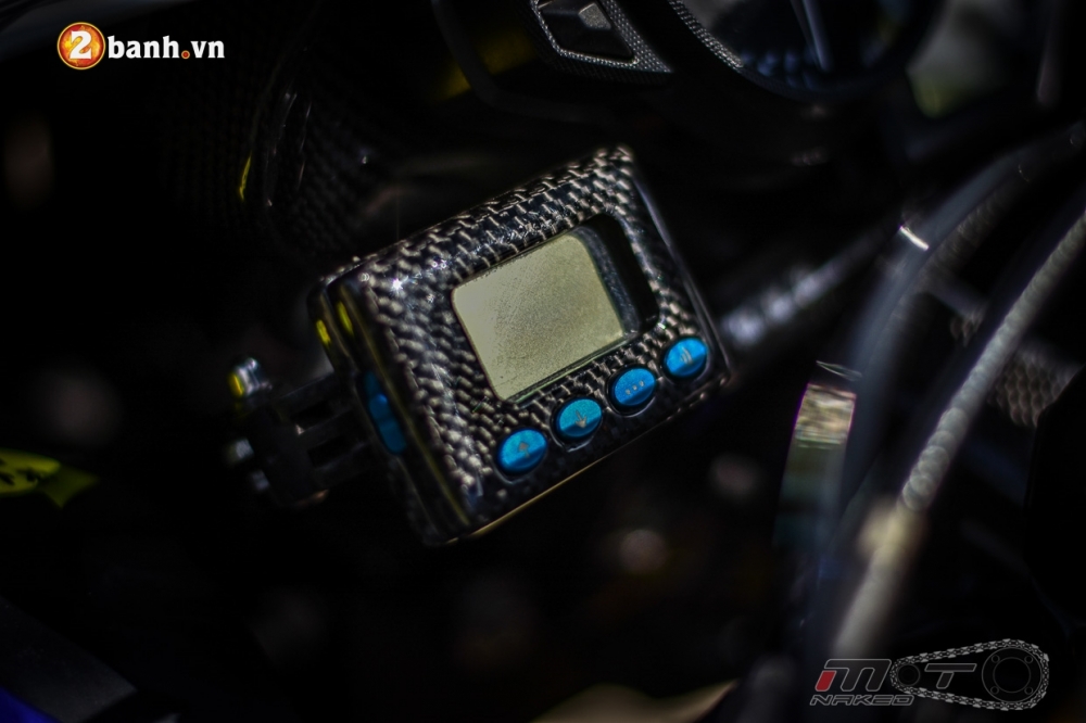 Yamaha R1 ruc ro trong ban do Movista MotoGP 46 - 13