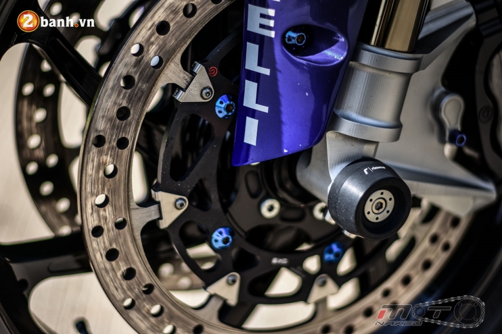 Yamaha R1 ruc ro trong ban do Movista MotoGP 46 - 17