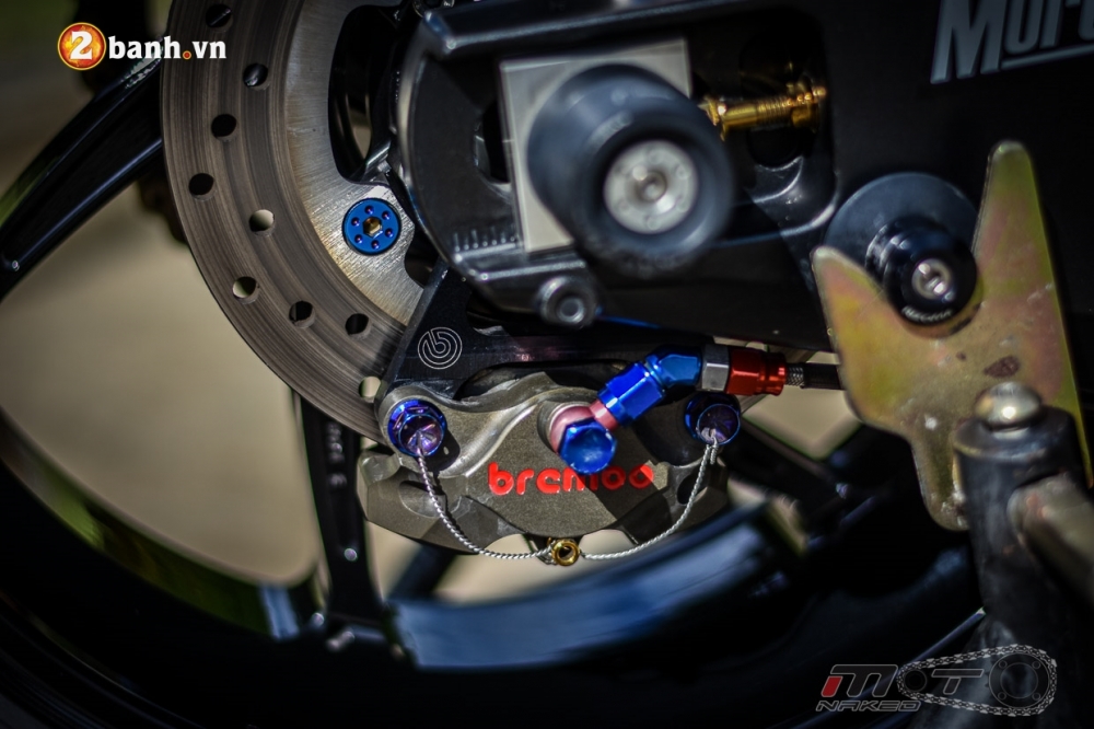 Yamaha R1 ruc ro trong ban do Movista MotoGP 46 - 23