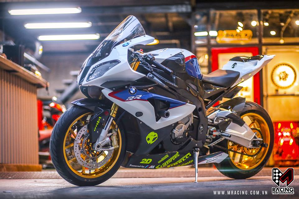 Ca map BMW S1000RR thoat y luc luong duoi gam Garage - 2