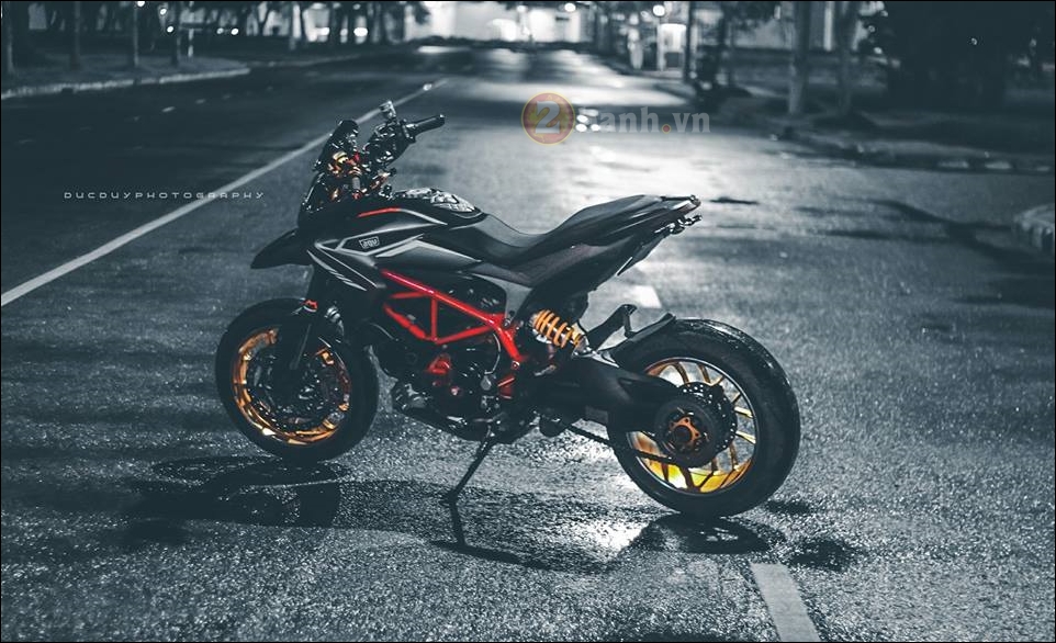 Ducati Hypermotard do cung mau Sexy girl loi cuon - 2