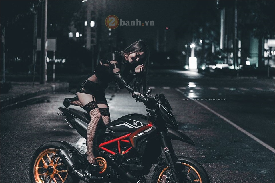 Ducati Hypermotard do cung mau Sexy girl loi cuon - 5