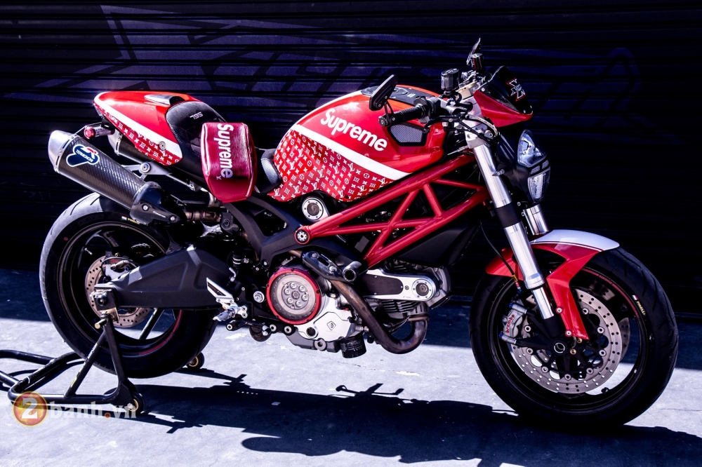 Ducati Monster 795 voi ve ngoai day xa xi va thoi trang mang phong cach Supreme - 2