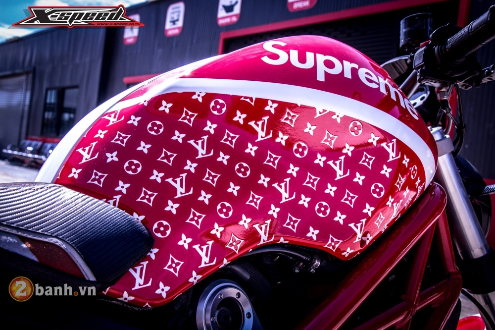 Ducati Monster 795 voi ve ngoai day xa xi va thoi trang mang phong cach Supreme - 4