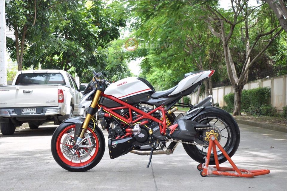 Ducati Streetfighter chien binh duong pho do nhe cung loat option hang hieu - 2