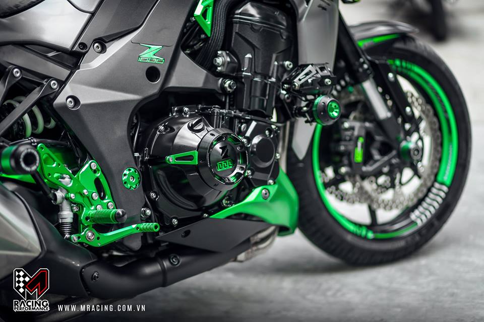 Kawasaki z1000 nổi bật trong tone màu green gray cứng cáp
