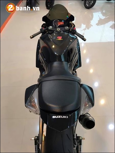 Suzuki gsx-1000 độ bóng bẩy cùng màu đen huyền bí