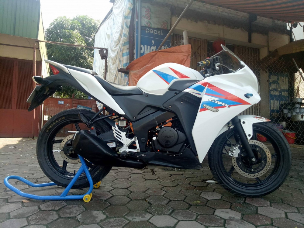 Ban CBR 125 Lien doanh mau trang xanh - 4