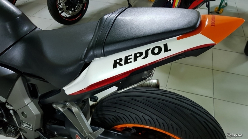 Ban Honda CB1000R RepsolHQCNHISS112010 - 22