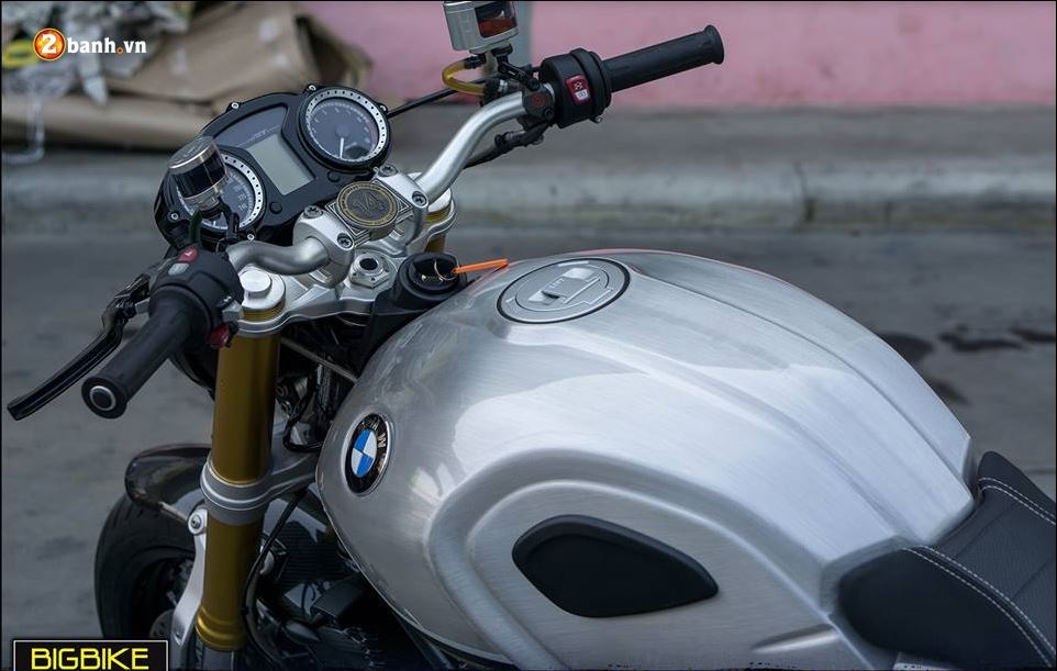 BMW RnineT doDung hoa giua net Cafe racer hoai co va cong nghe toi tan