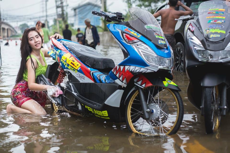 Co nang goi cam ben PCX 150 do trong mua nuoc lu cua biker Thailand