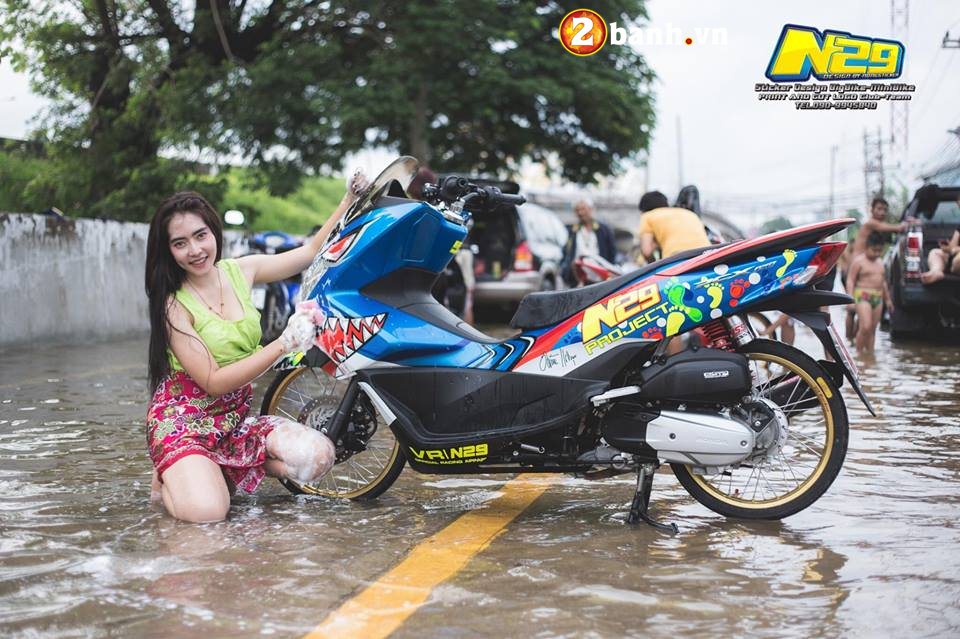 Co nang goi cam ben PCX 150 do trong mua nuoc lu cua biker Thailand - 3