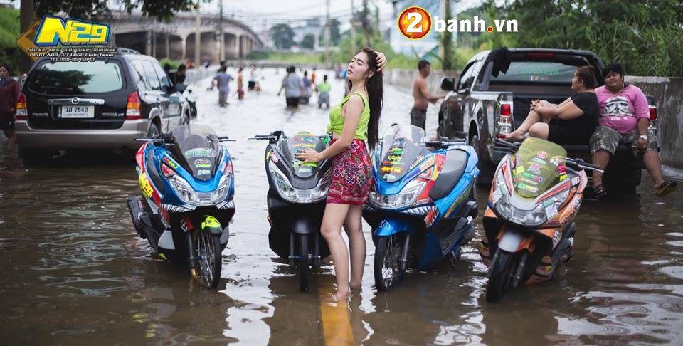 Co nang goi cam ben PCX 150 do trong mua nuoc lu cua biker Thailand - 4