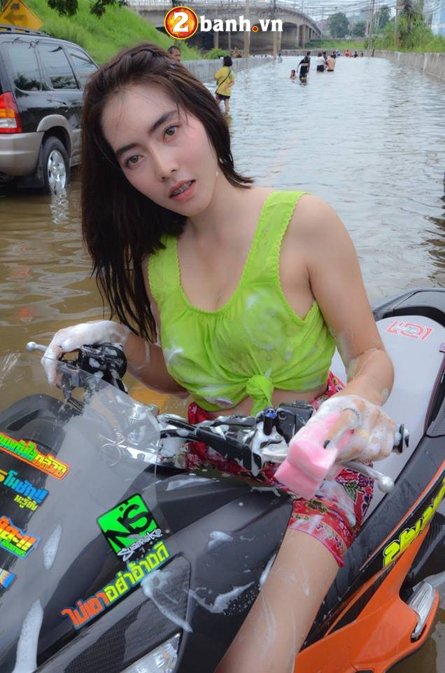 Co nang goi cam ben PCX 150 do trong mua nuoc lu cua biker Thailand - 5