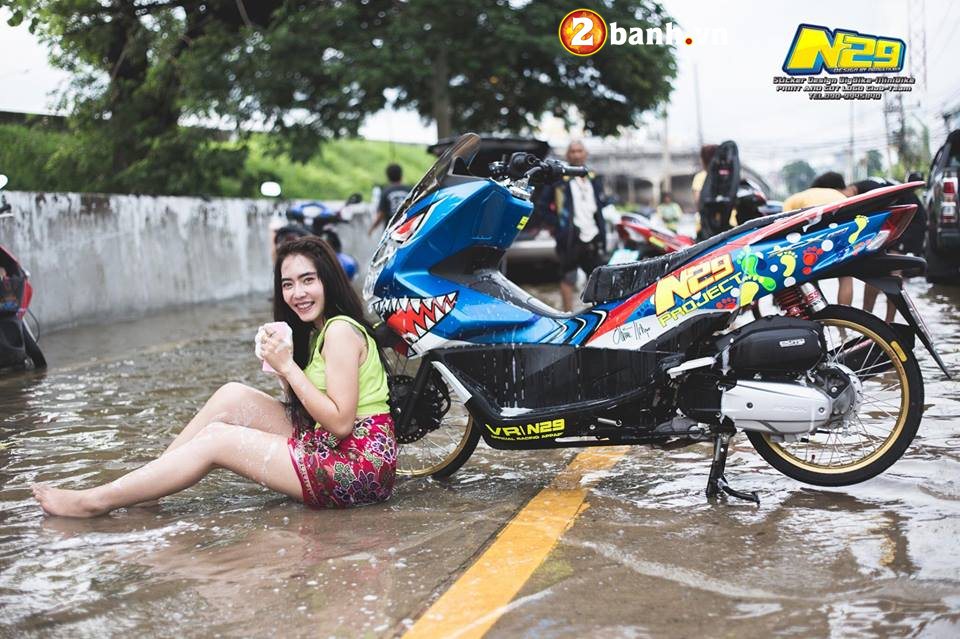 Co nang goi cam ben PCX 150 do trong mua nuoc lu cua biker Thailand - 8