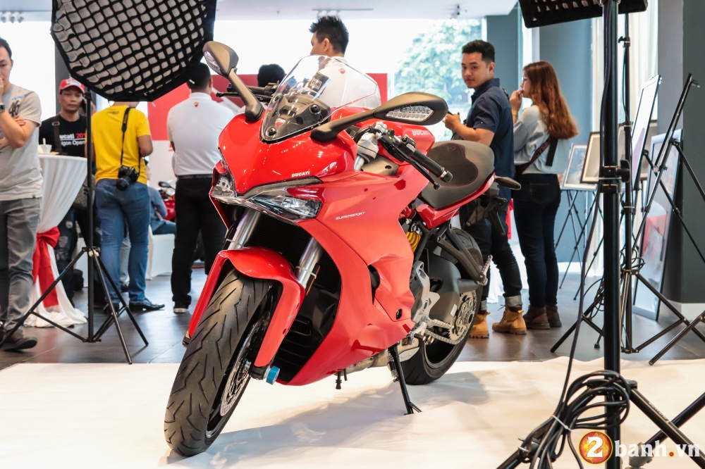 Can canh Ducati SuperSport mau xe mo to the thao thanh thi vo cung an tuong - 2