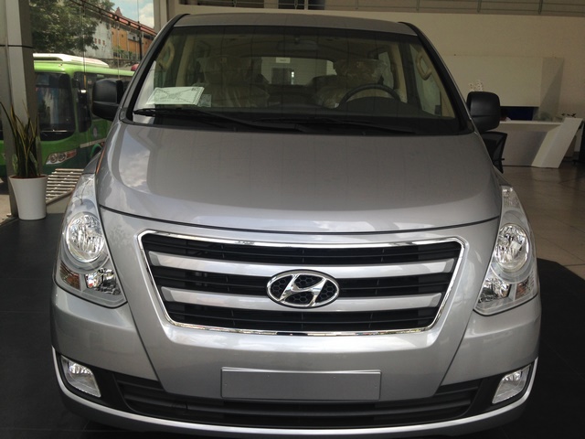 Gia xe Khuyen mai Hyundai Starex 9 cho may Dau Mau bac