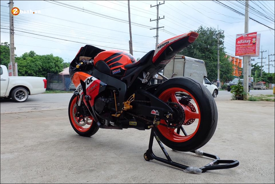 Honda CBR1000RR Fireblade do day uy luc voi nong sung Yoshimura