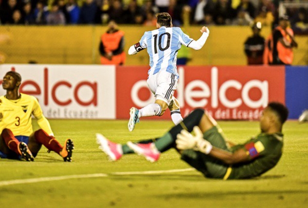 Messi lap hattrick Argentina gianh ve du World Cup an tuong - 2