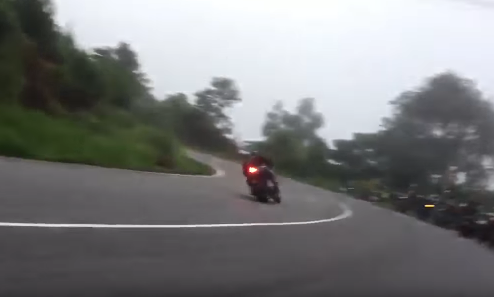 Om cua loi o toc do cao Kawasaki Z1000 lot deo Bao Loc - 3