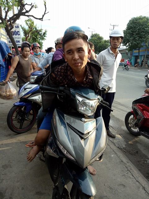 Thanh nien chay Exciter 150 da xe so nho khi gap phai doi hiep si - 4