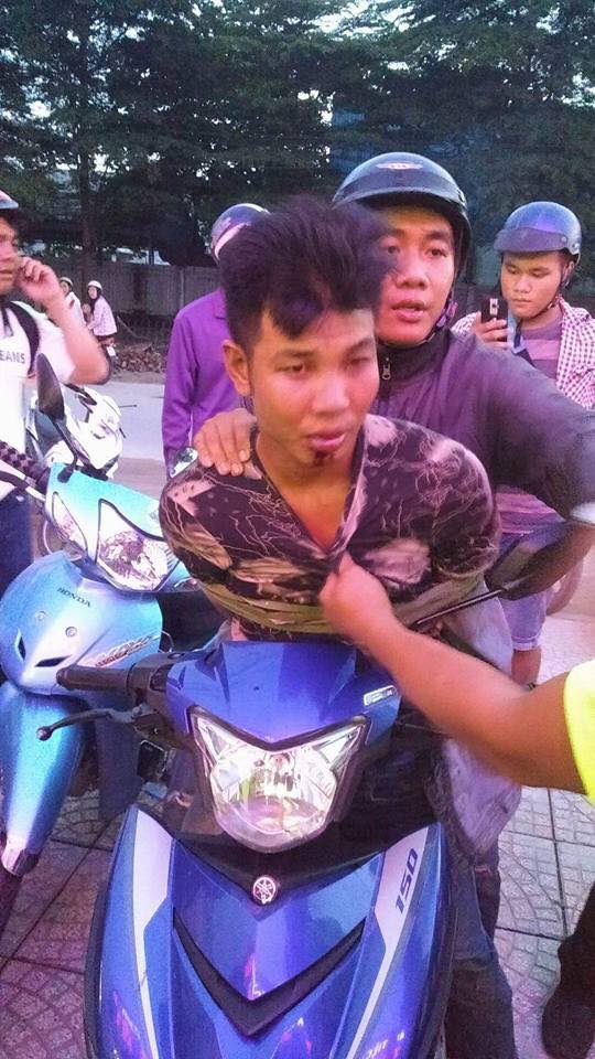 Thanh nien chay Exciter 150 da xe so nho khi gap phai doi hiep si - 5