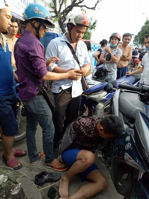 Thanh nien chay Exciter 150 da xe so nho khi gap phai doi hiep si - 2