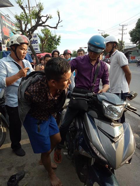 Thanh nien chay Exciter 150 da xe so nho khi gap phai doi hiep si - 3