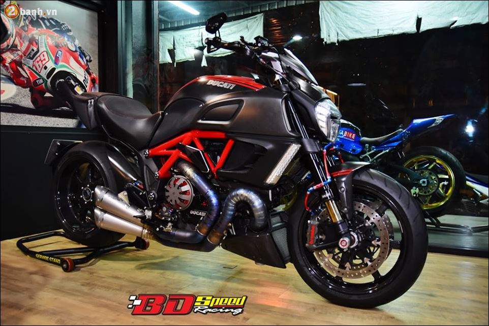 Ducati Diavel Choang ngop voi ban do quy du mang ten Carbon Red - 3