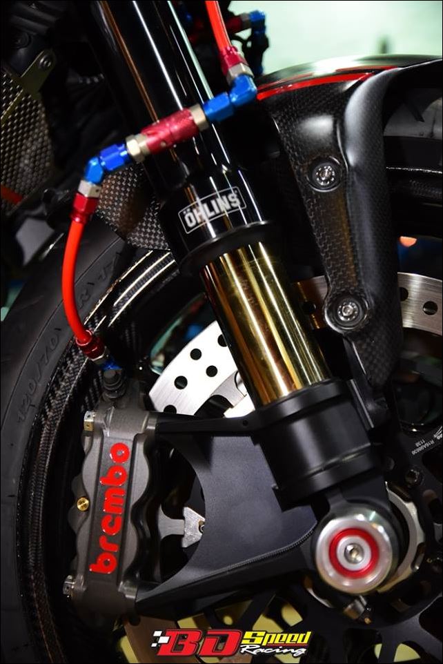 Ducati Diavel Choang ngop voi ban do quy du mang ten Carbon Red - 7