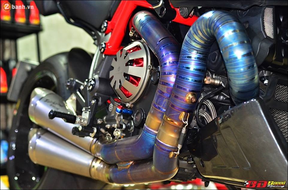 Ducati Diavel Choang ngop voi ban do quy du mang ten Carbon Red - 11