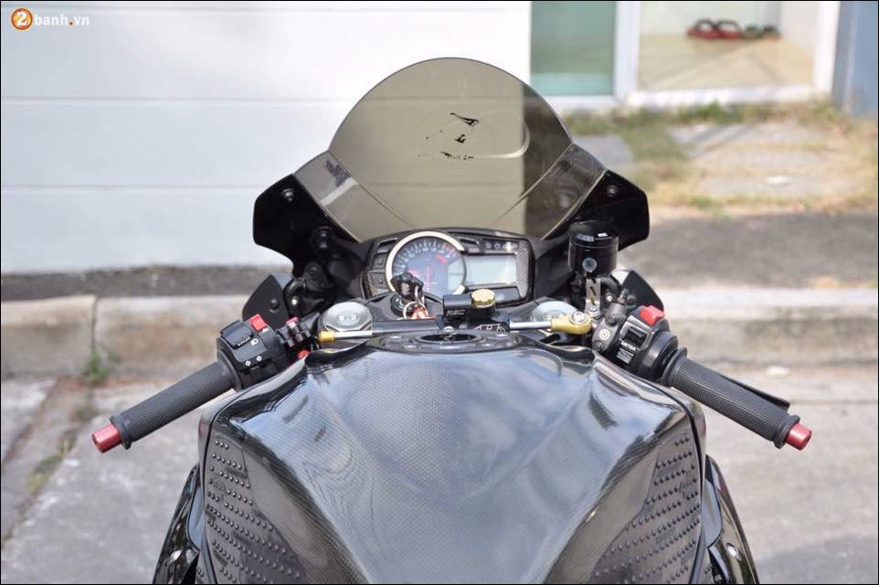 Suzuki GSXR1000 Huyen thoai vang bong den tu Xu so mat troi moc - 5