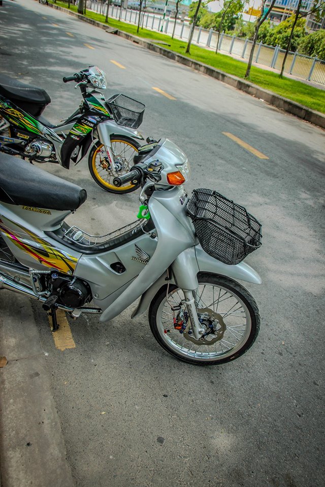 Wave 110 do day sang chanh cua mot ban tre dam me xe co - 3