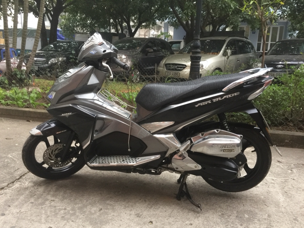 CAn ban Honda Airblade 125 chinh chu 2016 nhu moi Sport den xam di 4000km - 3