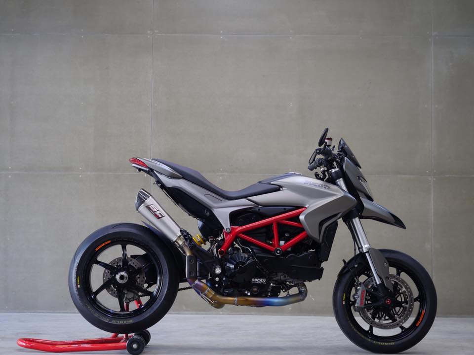 Ducati Hypermotard Chien binh duong pho thoat xac khong tuong qua bo canh Matte Gray - 3