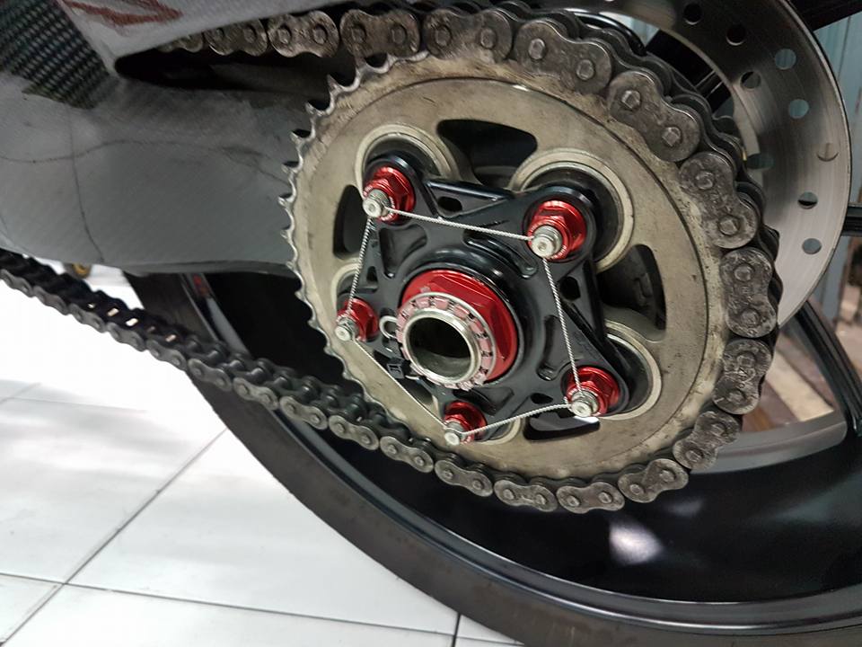 Ducati Monster Quai vat dung nghia trong lang PKL duong dai - 7