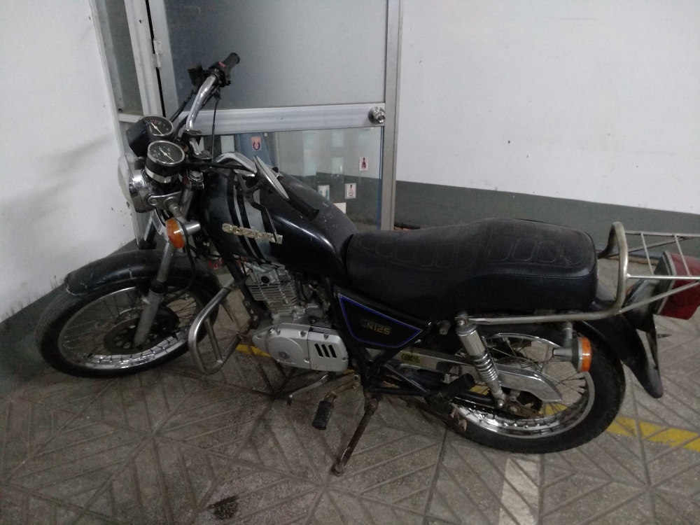 SUZUKI GN125 2001