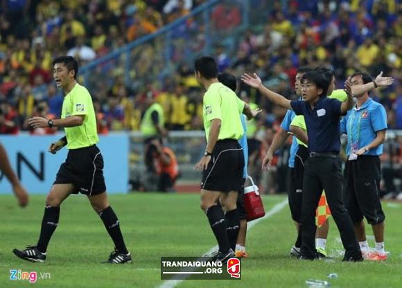 Trong tai xu ep DT Viet Nam o AFF Cup 2014 bat tran chung ket U23 - 2