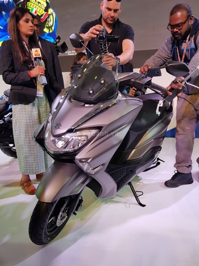 Suzuki Burgman 125 2018 Chinh thuc ra mat canh tranh voi Lexi 125 cua Yamaha - 2