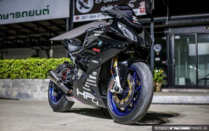 BMW S1000RR suc hut lan toa tu dan do choi nong bong