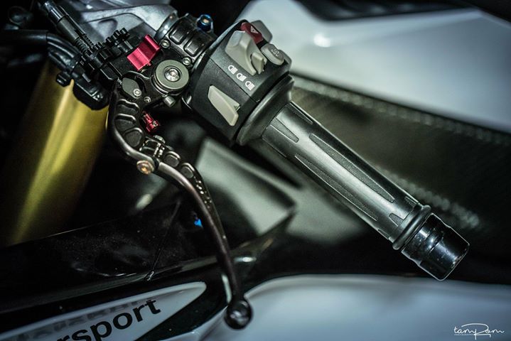 BMW S1000RR tao hinh choang ngop voi cau hinh khung - 5