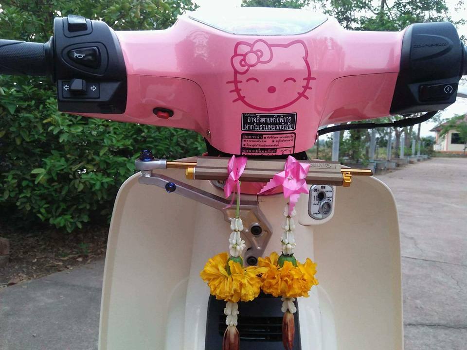 Honda Cub Fi do dam chat banh beo voi bo canh Hello Kitty dang yeu - 5