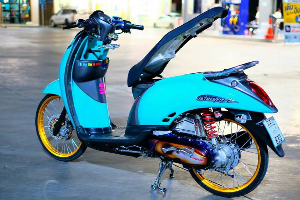 Honda Scoopy do an tuong voi tone mau xanh nitron cua biker nuoc ban - 3