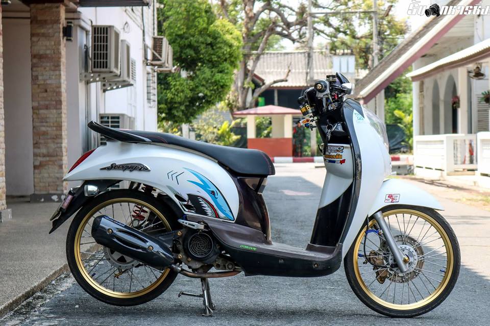 Honda Scoopy do buc pha ve dep nguyen thuy cua biker xu chua vang - 3