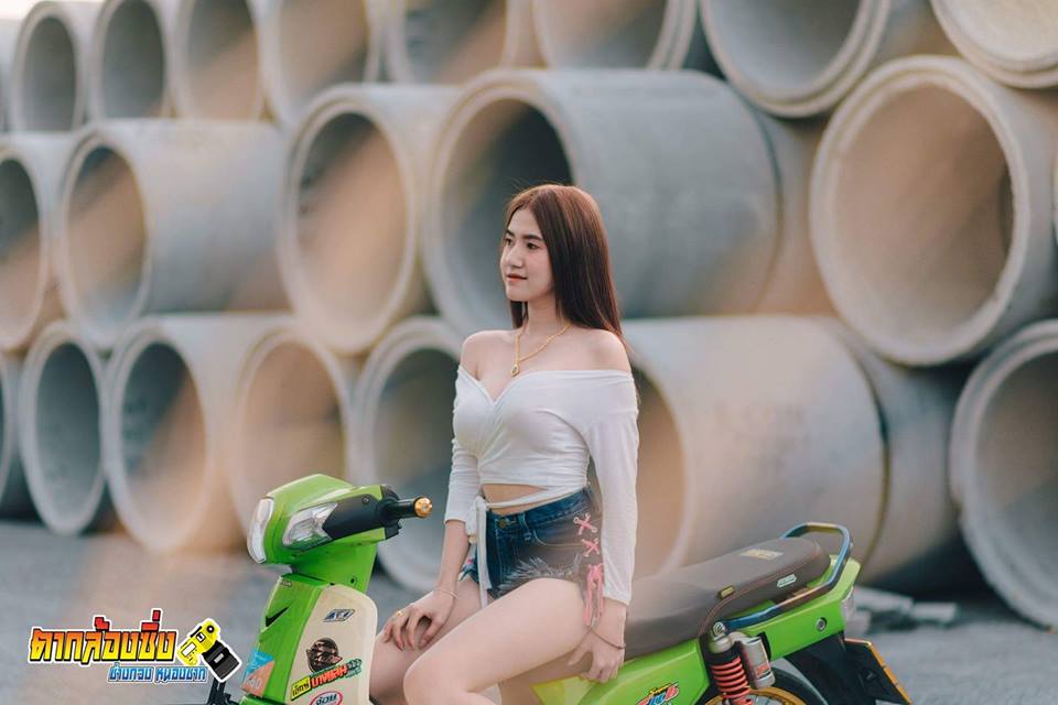 Hotgirl nong bong khoe dang ben Cub Fi do cua biker nuoc ban - 2