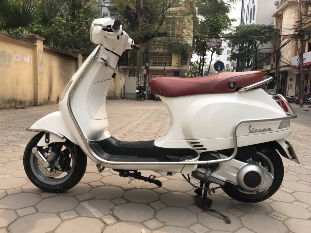 Vespa LX 150ie mau trang phun xang dien tu IE cuoi 2012 - 6